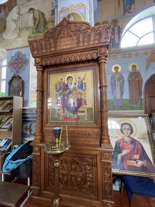 В храме в честь Казанской иконы Божией Матери установили резной киот