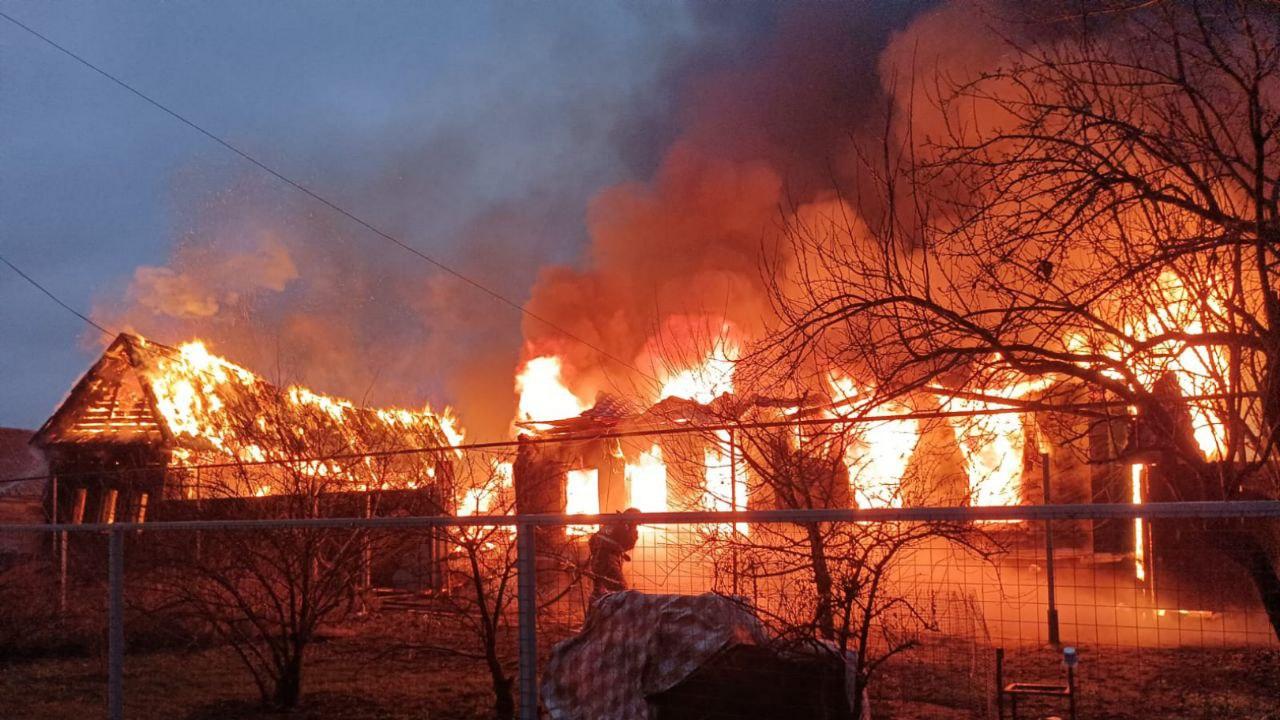 Пожар в Мордовии уничтожил жилой дом и стоящую рядом заброшку 