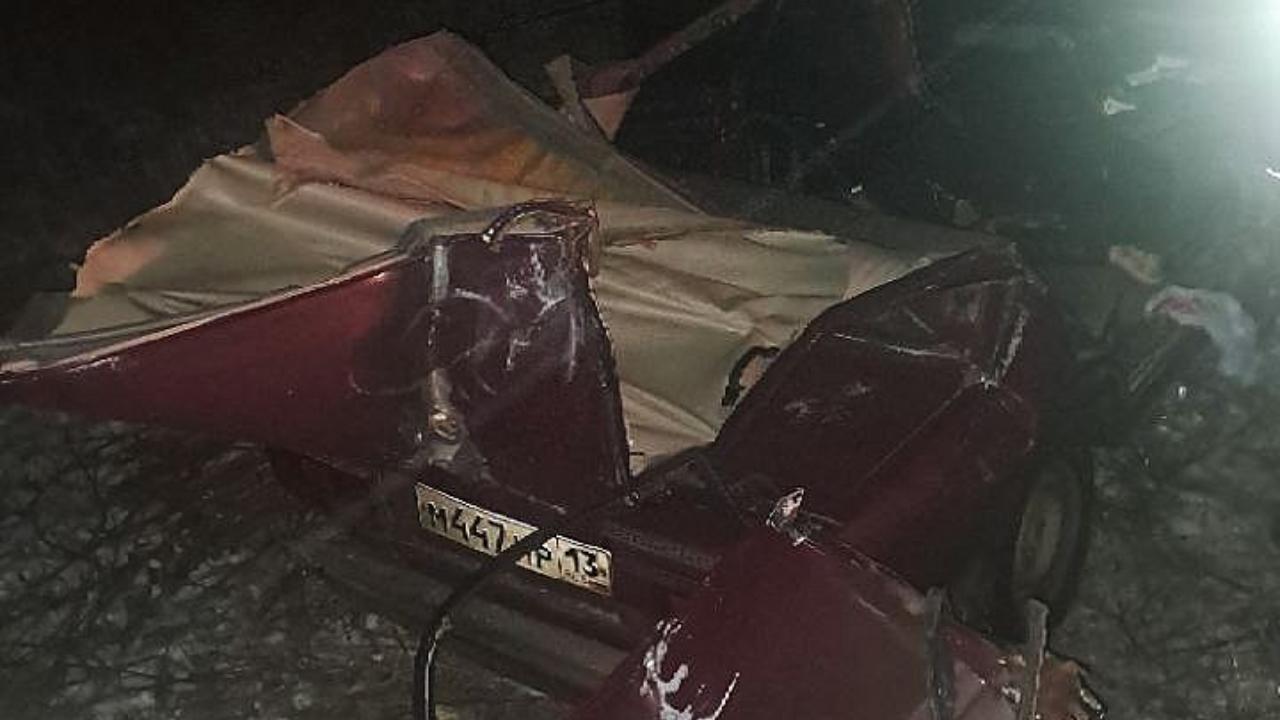 В Мордовии «семёрка» влетела под фургон: погиб юноша