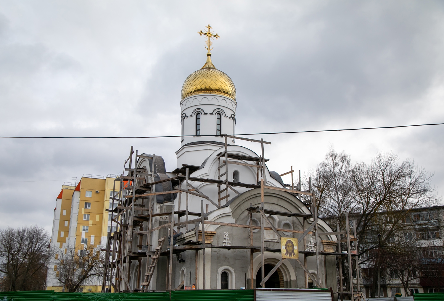 На Юго-Западе Саранска новый храм обретает внешний облик