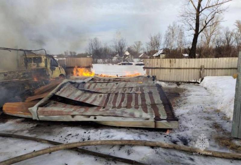 В Мордовии вслед за баней сгорел гараж с «ГАЗелью»