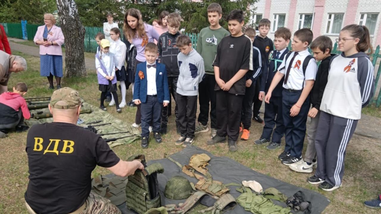 В Мордовии для школьников организовали погружающий в реалии военной службы тематический урок В Мордовии для школьников организовали погружающий в реалии военной службы тематический урок