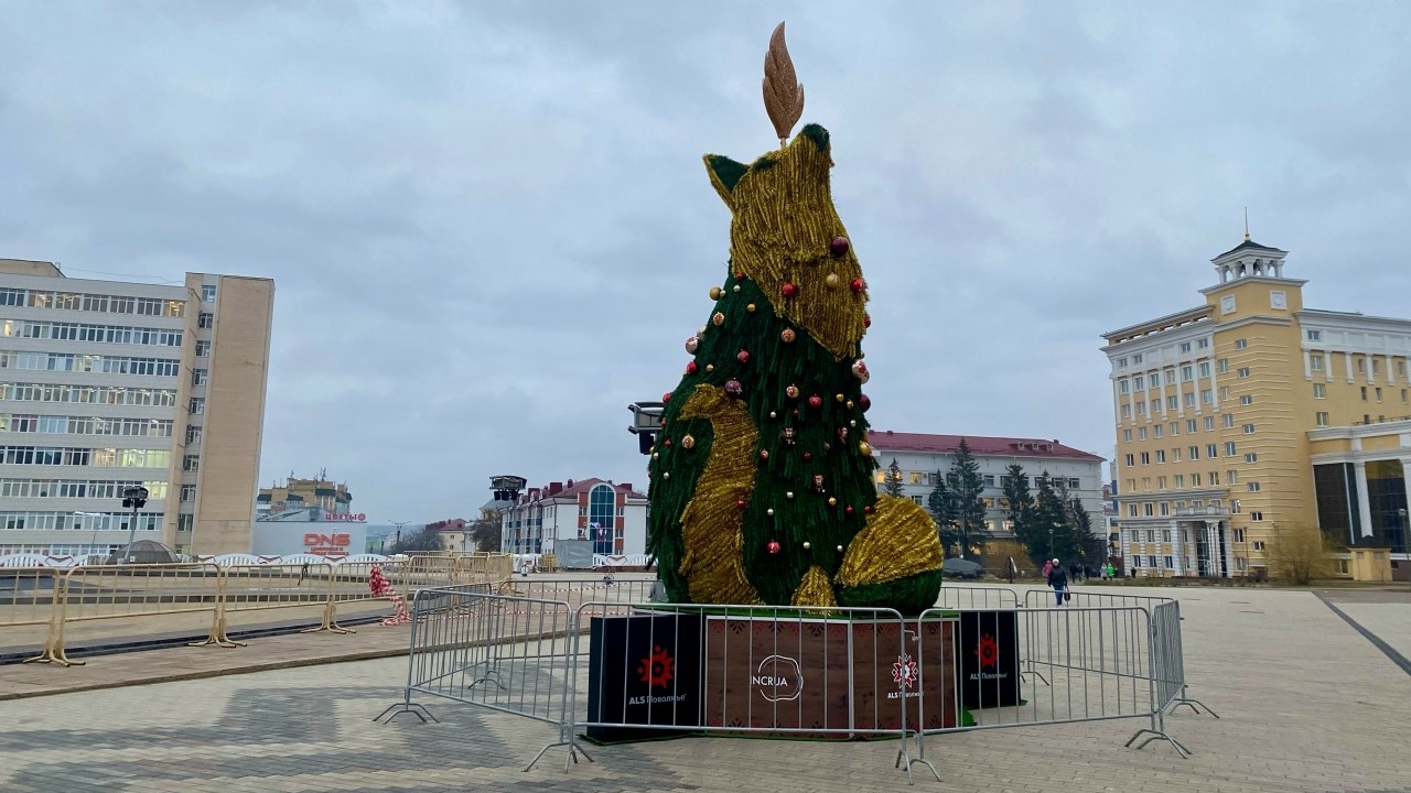 Жителей Саранска приветствует ёлка-лиса