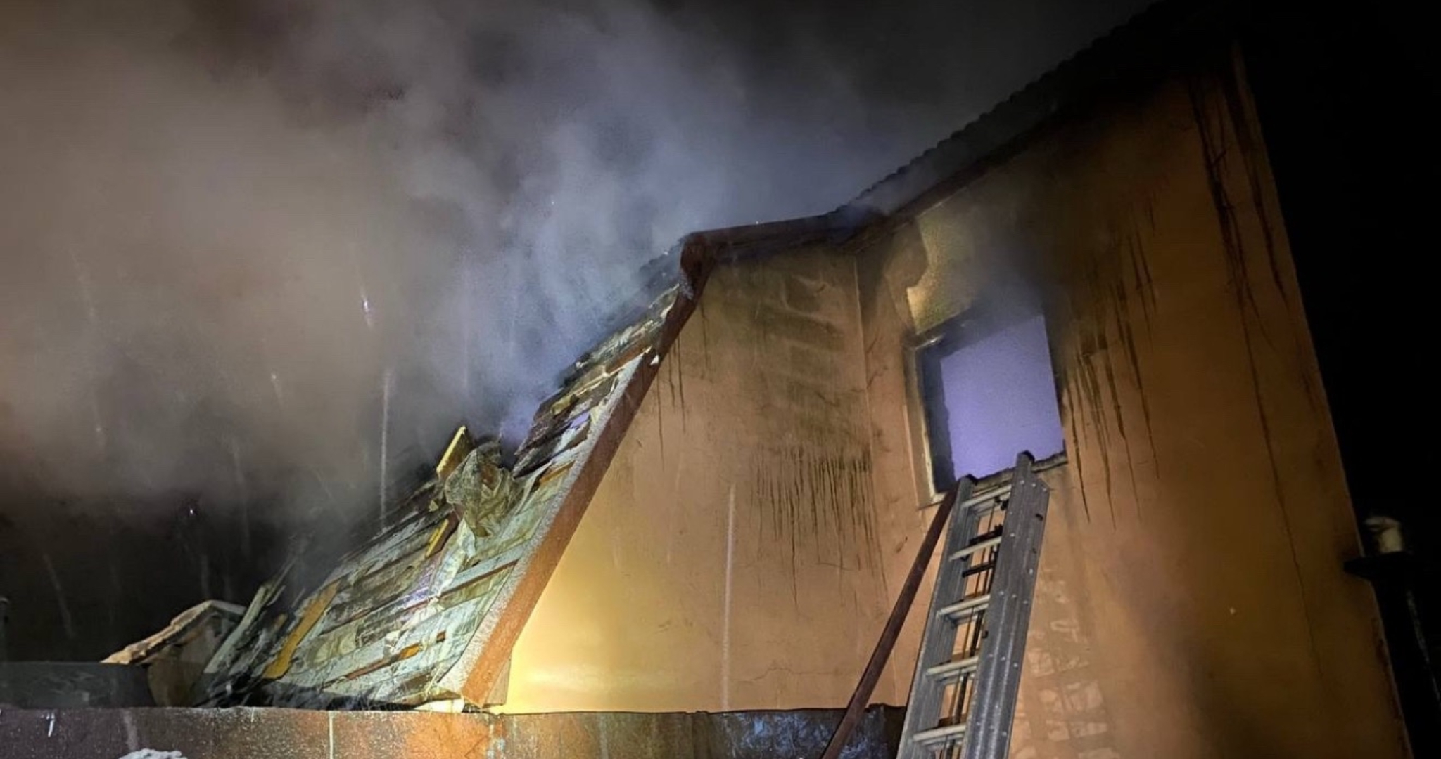 Двухэтажная баня загорелась в Мордовии 