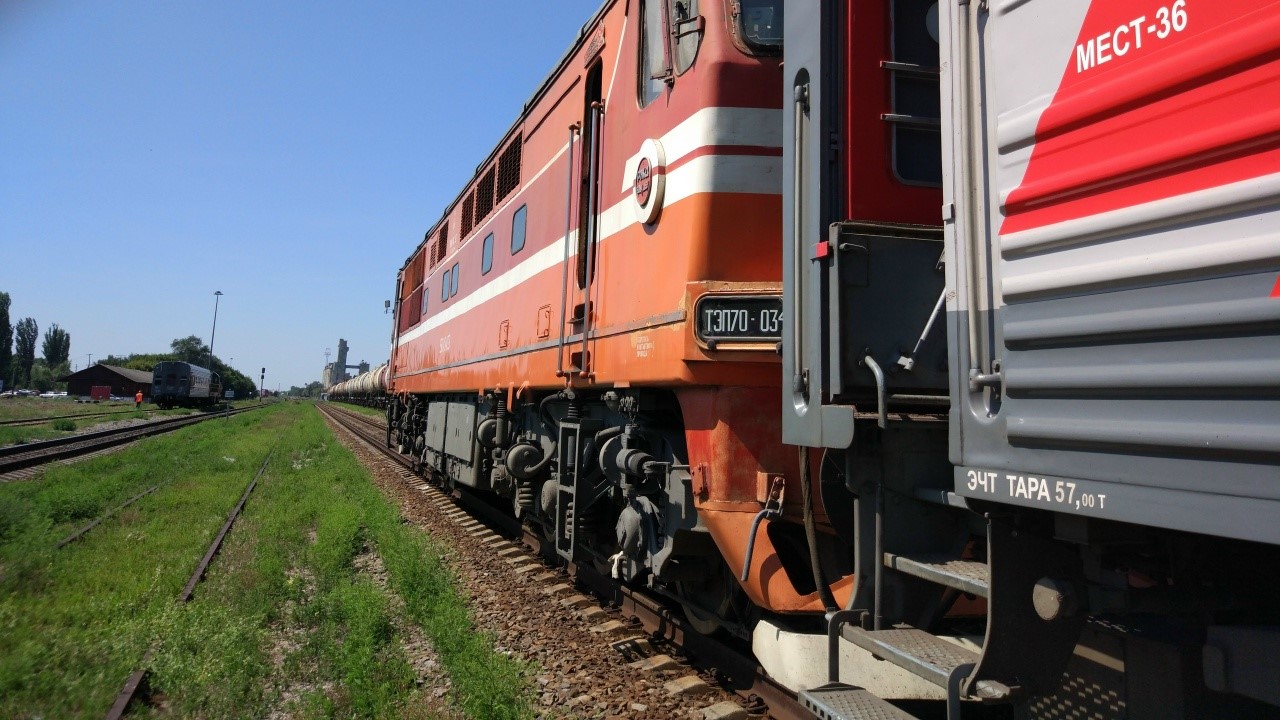 Два железнодорожника сливали топливо с тепловоза