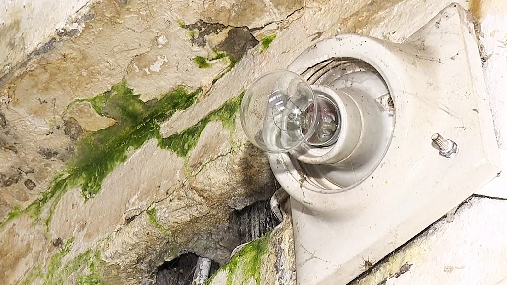 Жители пятиэтажки в Лямбире боятся сгореть из-за текущей крыши