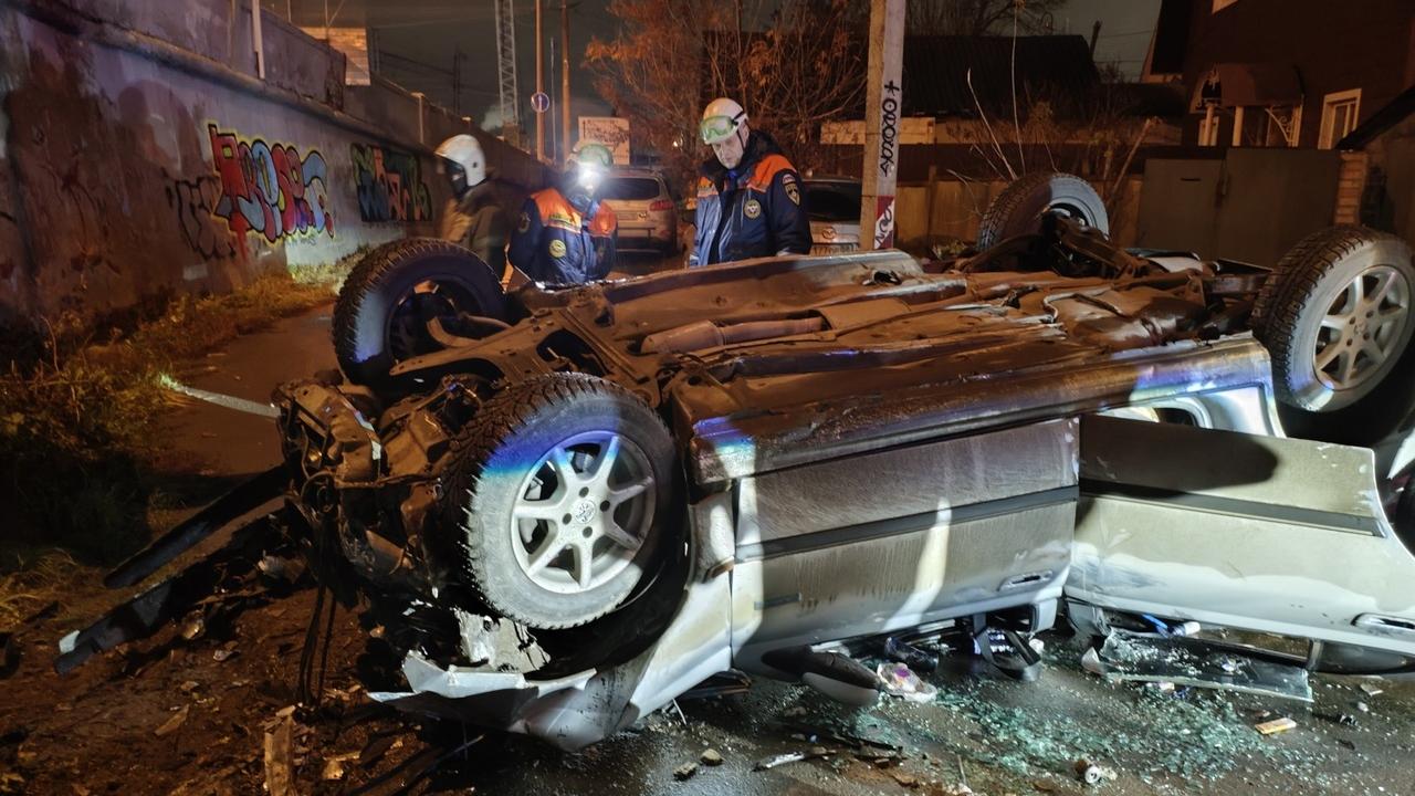 Машина с пятью людьми в салоне упала с моста в Пензе 
