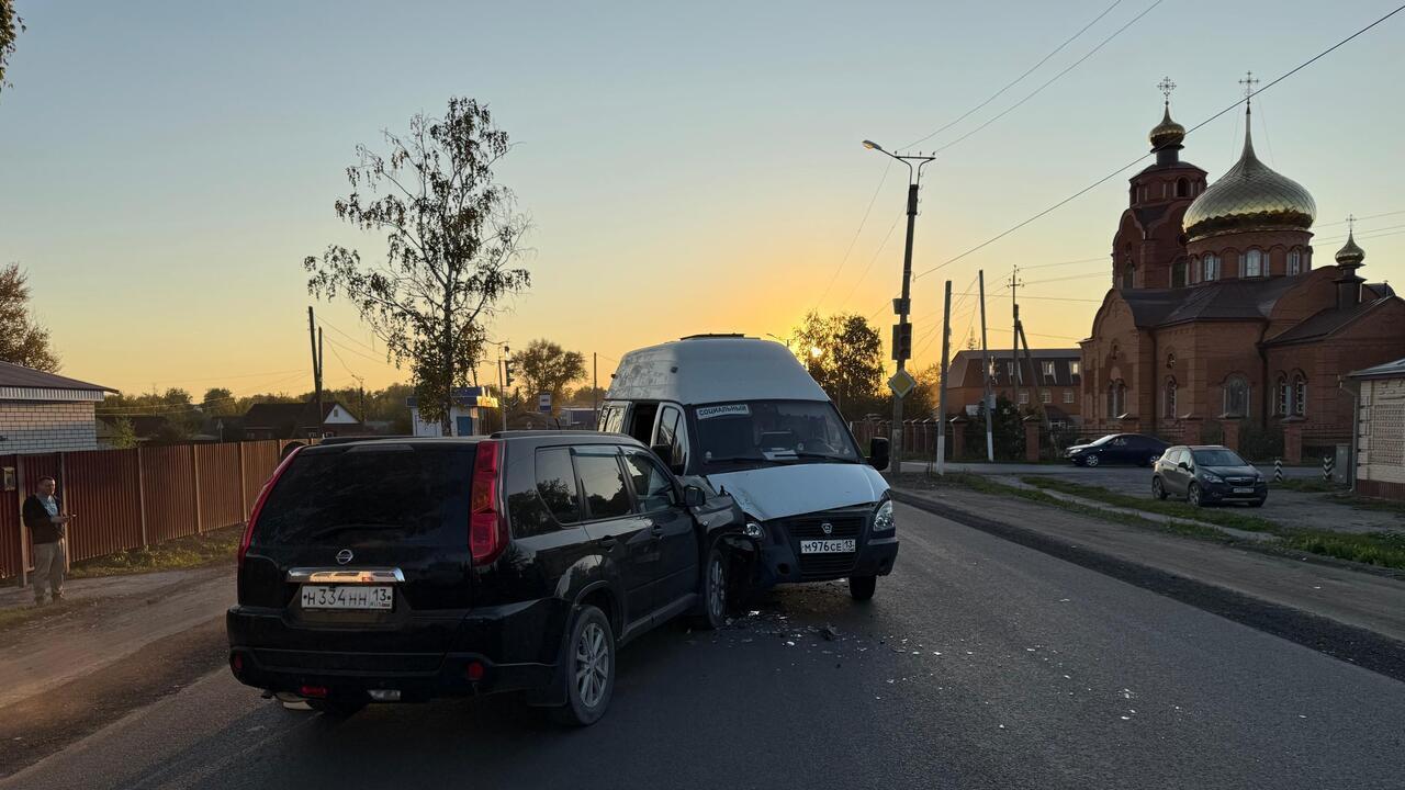 Социальный автобус и кроссовер столкнулись у храма в Мордовии 