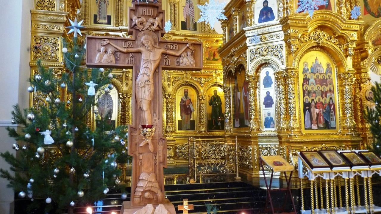 В храме Саранска прихожан встречают ангелы и снегири