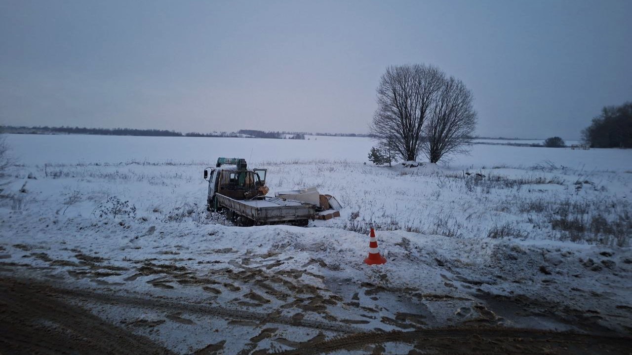 В Мордовии пятитонник вылетел в кювет: двое пострадавших