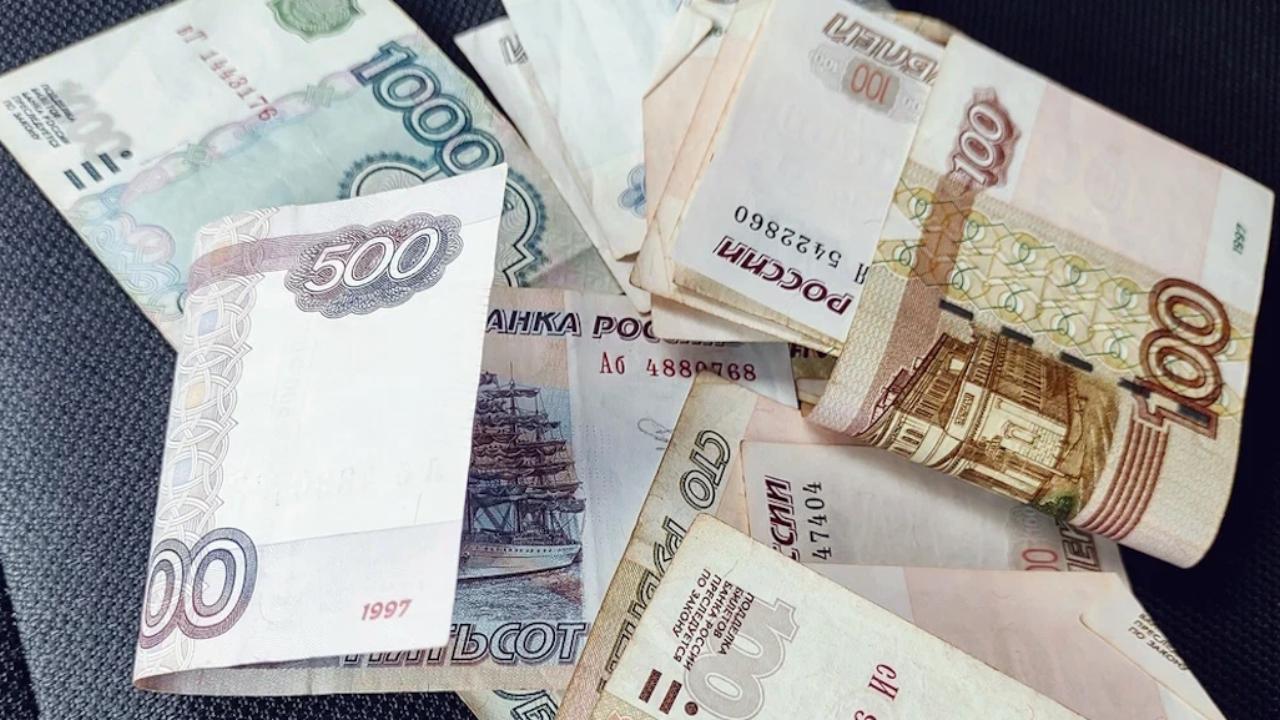 Почти каждый второй житель России раз в год находит деньги в куртке 