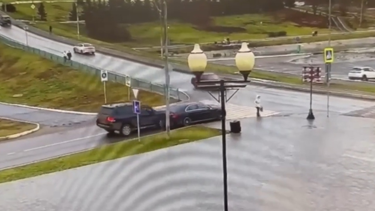 Камера в Саранске сняла «пьяную» аварию с «Лэнд Крузером» и «Мерседесом» 