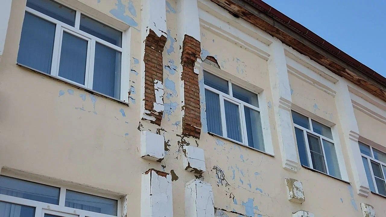В Мордовии опасное здание пригородной школы требует срочного ремонта В Мордовии опасное здание пригородной школы требует срочного ремонта