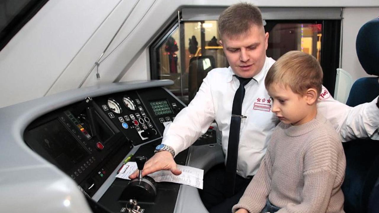 «Ёлка желаний»: в Мордовии семилетний Артём стал «машинистом» электропоезда
