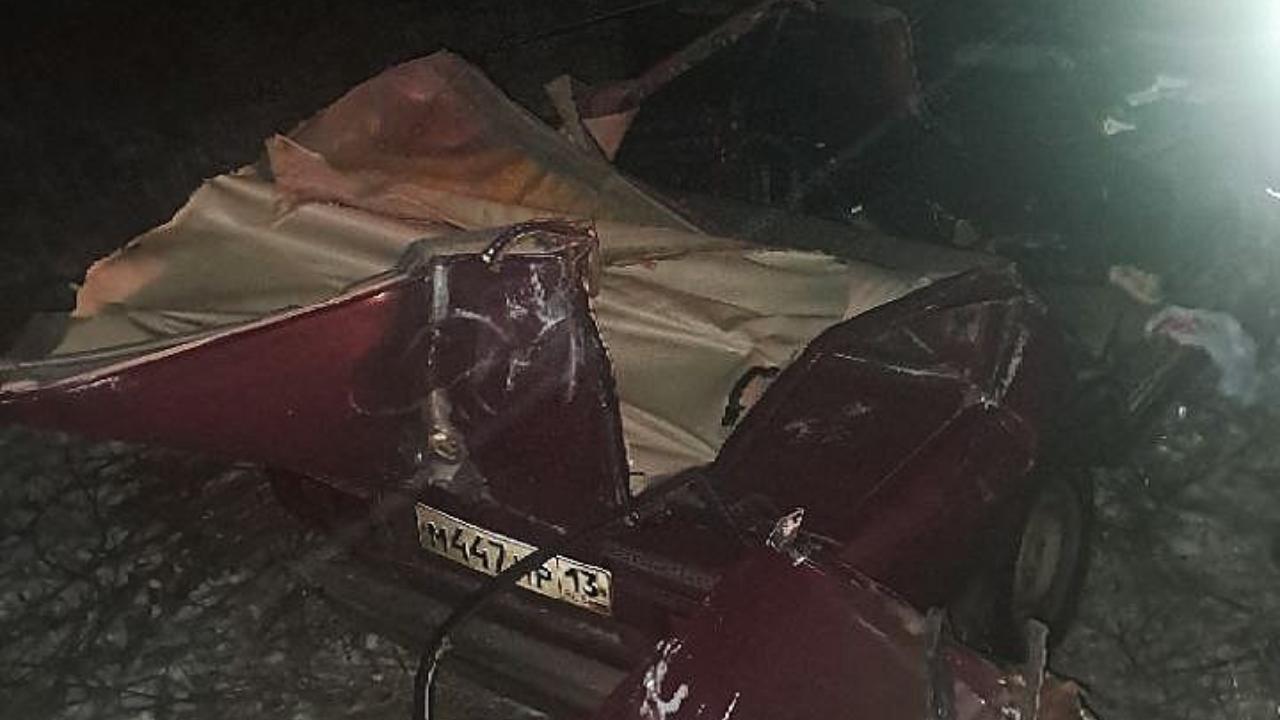 В Мордовии «семёрка» влетела под фургон: погиб юноша