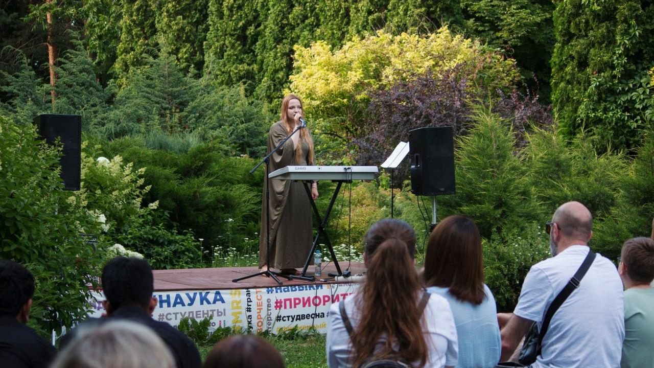 Мария Баркина спела в Ботсаду Саранска о цветах и надеждах Мария Баркина спела в Ботсаду Саранска о цветах и надеждах