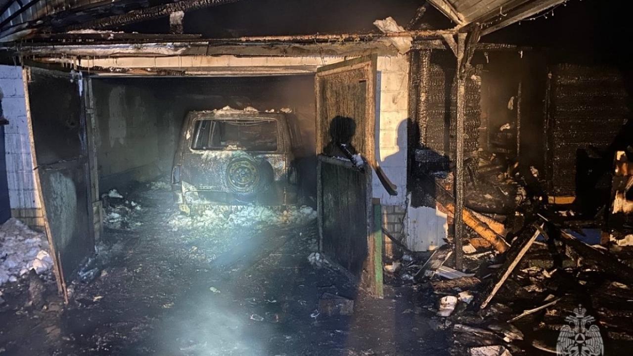 Житель Мордовии потерял в огне авто, снегоход и сарай