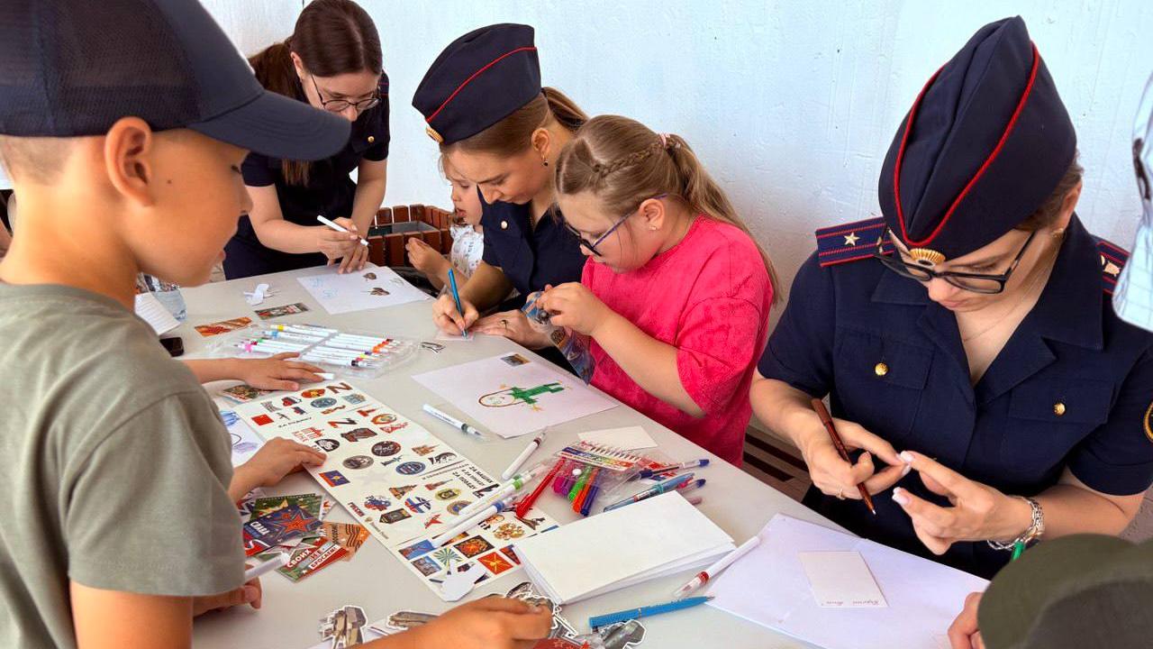 В Саранске дети и Женсовет Следкома написали письма бойцам СВО