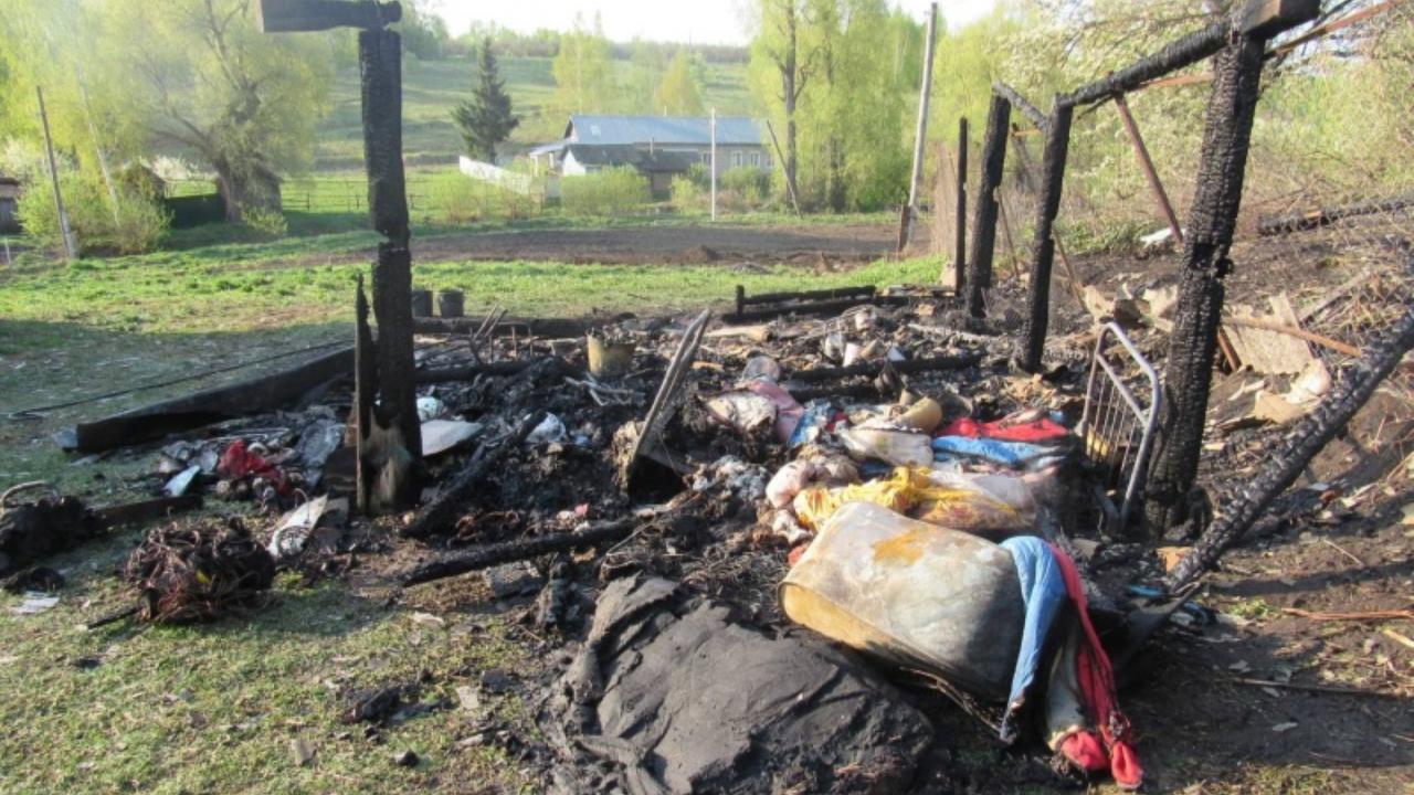 Полицейский в Мордовии помог спасти жилой дом от пожара Полицейский в Мордовии помог спасти жилой дом от пожара