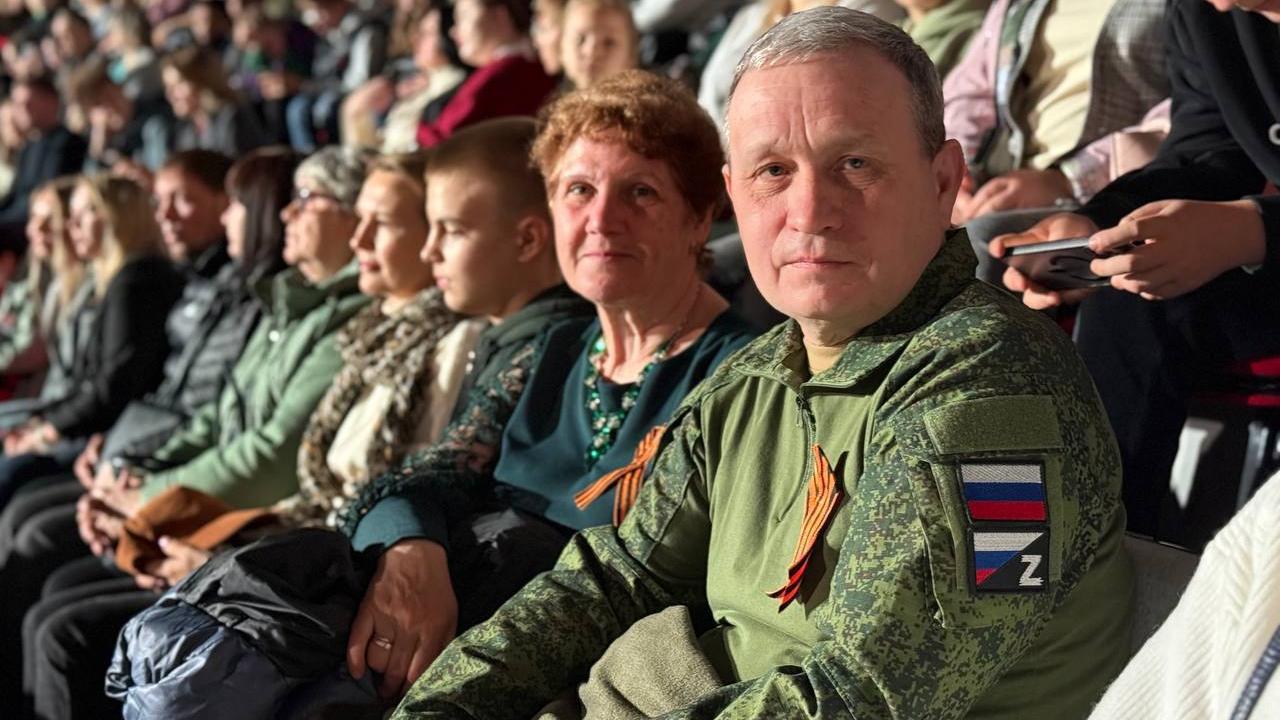 Защитники Отечества посетили патриотический спектакль «На безымянной высоте» в Саранске Защитники Отечества посетили патриотический спектакль «На безымянной высоте» в Саранске