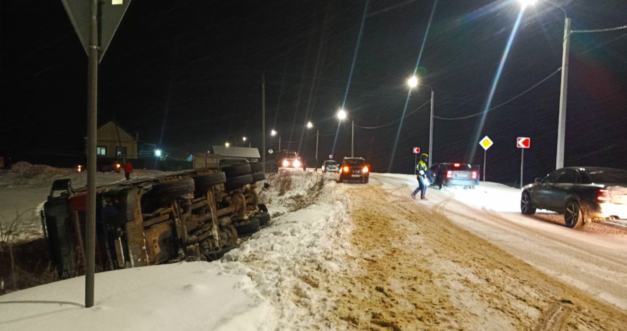 Грузовик опрокинулся в селе Никольское в Мордовии 