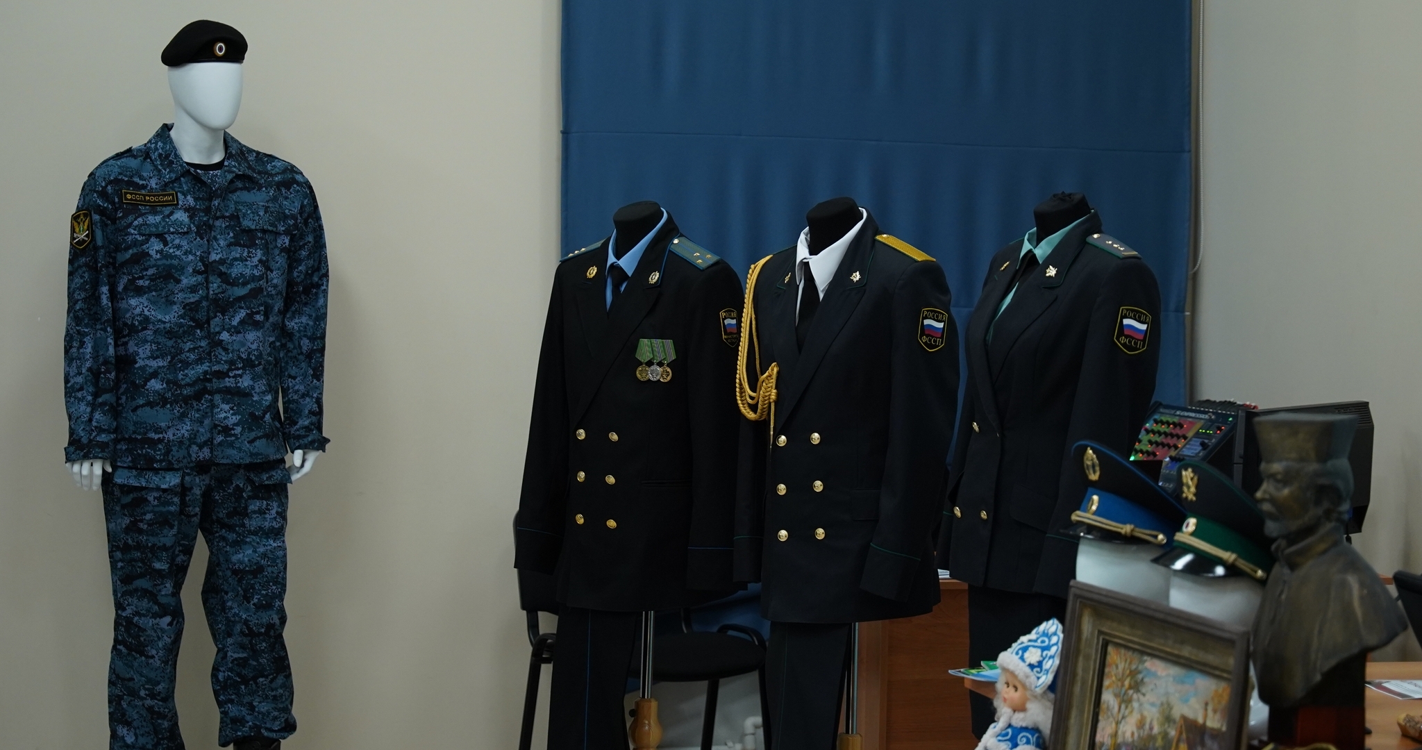 Мордовский краеведческий музей получил в подарок Снегурочку, форму и раритетный приёмник 