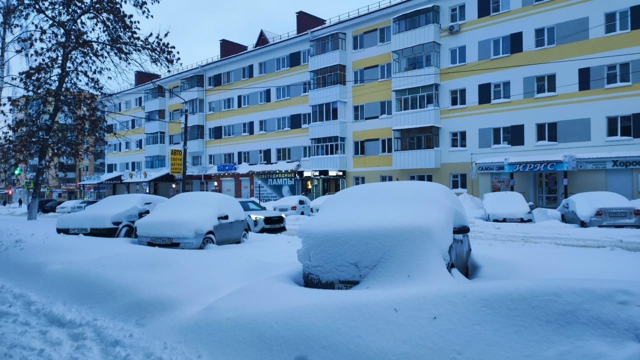 В Саранске уборке снега мешают припаркованные машины
