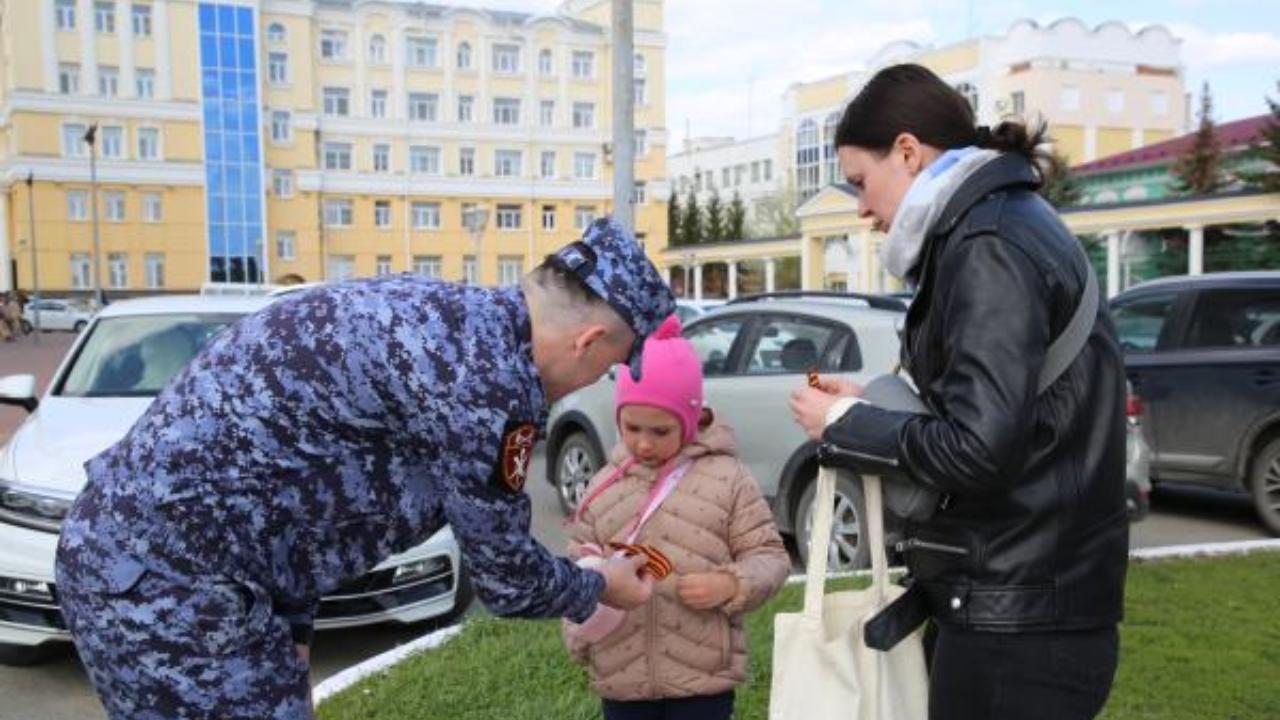 Росгвардейцы Мордовии раздают горожанам георгиевские ленточки Росгвардейцы Мордовии раздают горожанам георгиевские ленточки