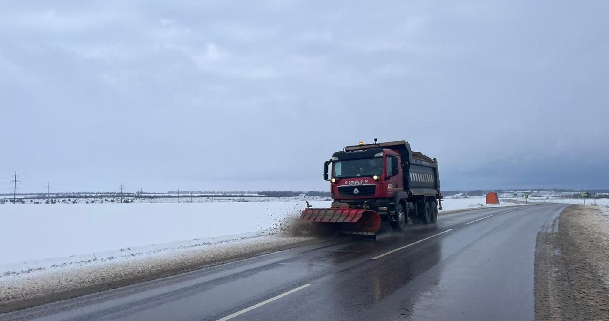 Почти 300 спецмашин и тракторов вывели на расчистку трасс в Пензенской области 