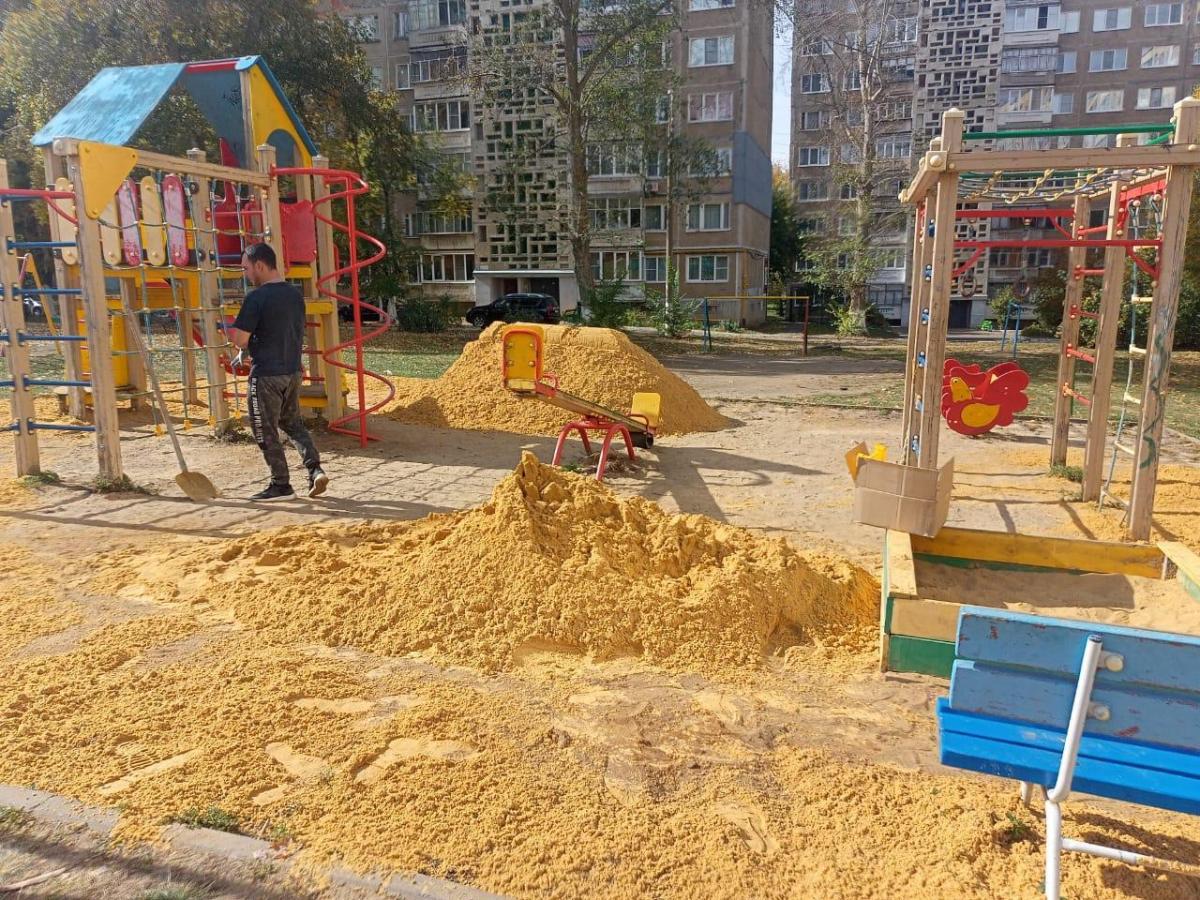 В Пролетарском районе Саранска ремонтируют детские площадки