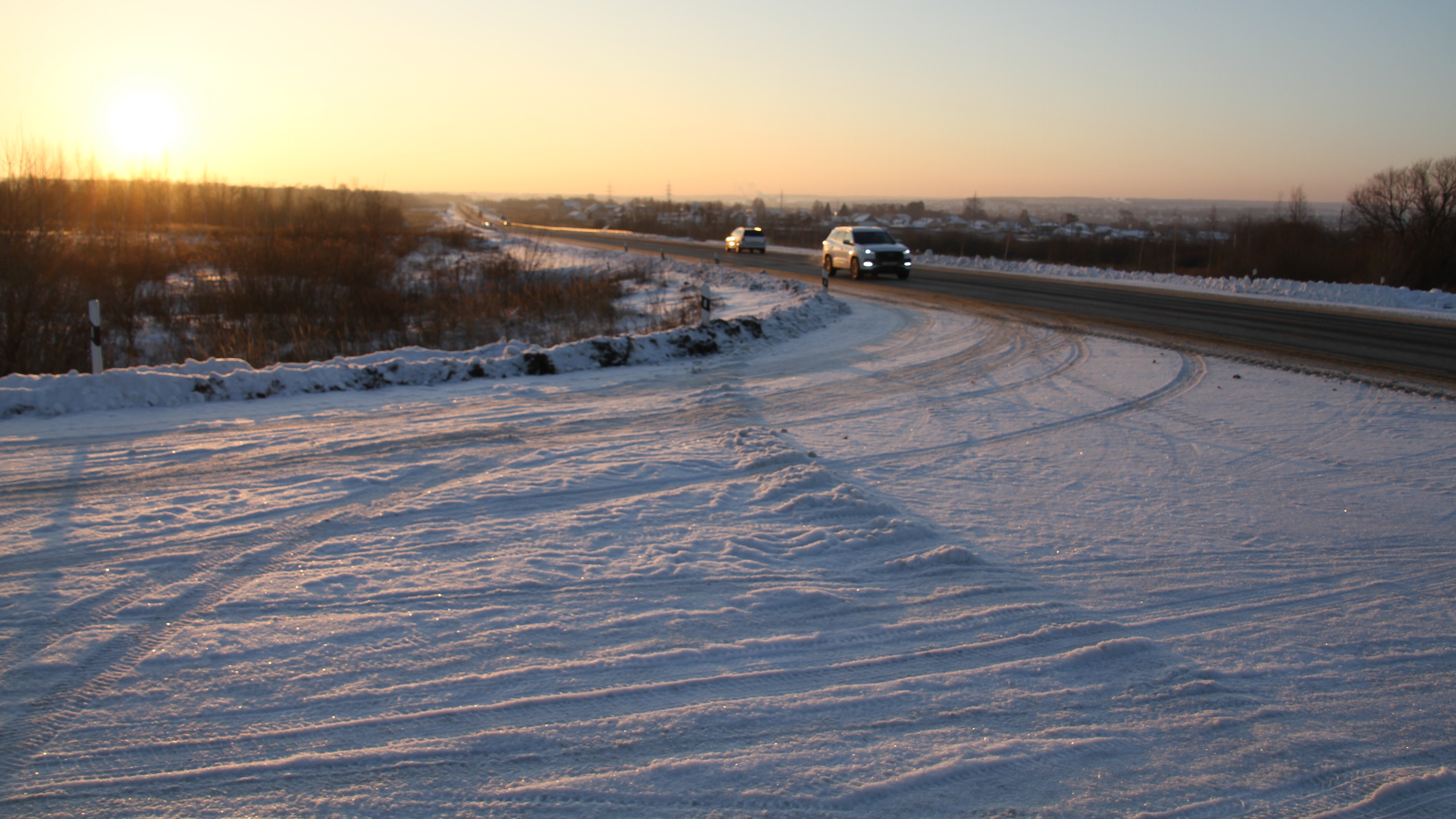 В Мордовии сотрудники Госавтоинспекции требуют от владельца дороги убрать снежный вал