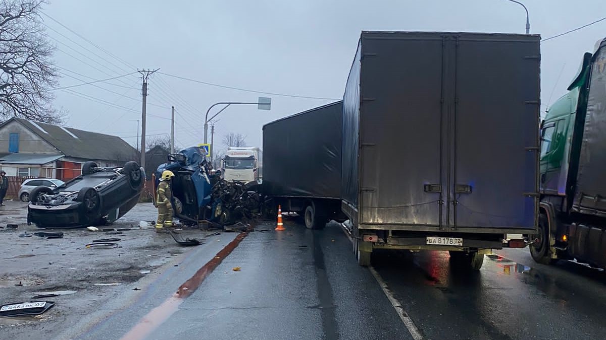 В Мордовии столкнулись фургон с прицепом и эвакуатор