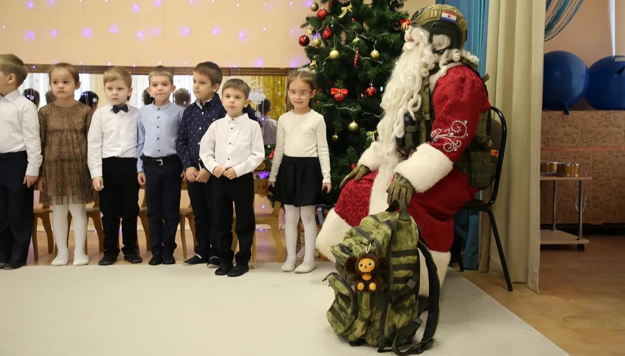 В Саранске Дед Мороз специального назначения встретился с детьми