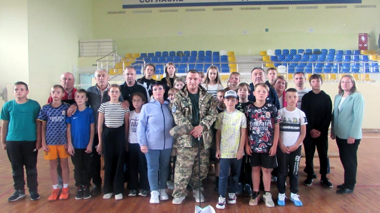 В Мордовии участники двух оздоровительных лагерей встретились с ветераном СВО