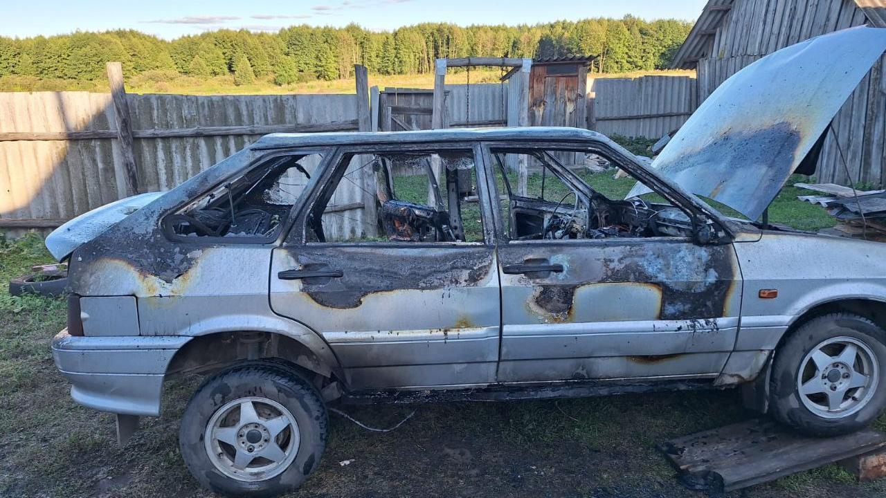 Житель Мордовии чинил во дворе легковушку и нечаянно её поджёг