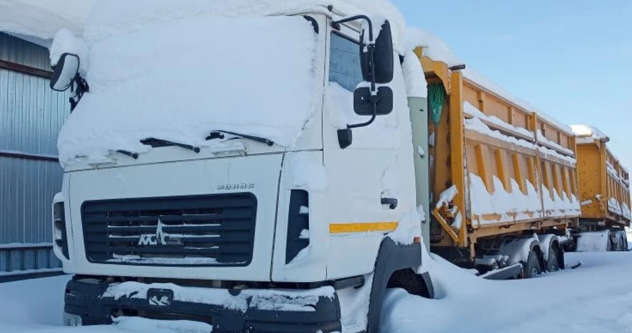 В Мордовии арестовали заметённый снегом самосвал 