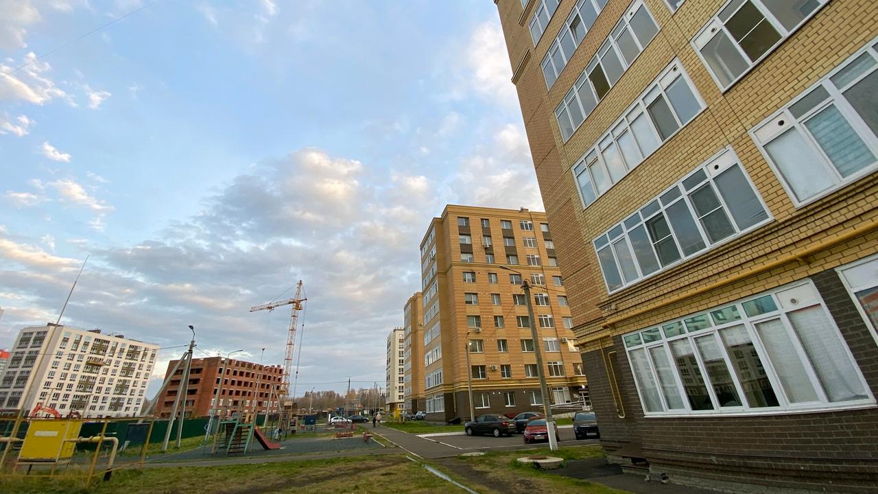 Жителей России предупредили о штрафах за обувь в подъезде 