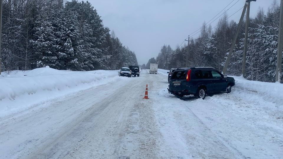 В Мордовии «Ларгус» протаранил стоящий «Ниссан»