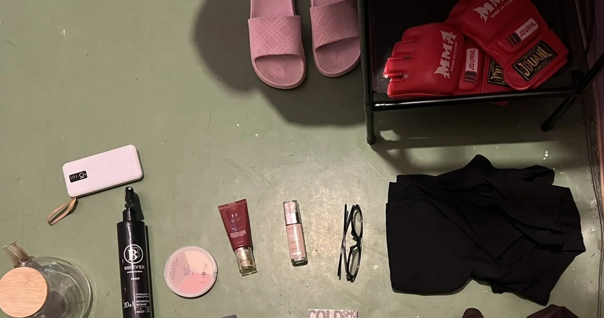 Работница маркетплейса в Мордовии украла перчатки для ММА, очки и пудру 