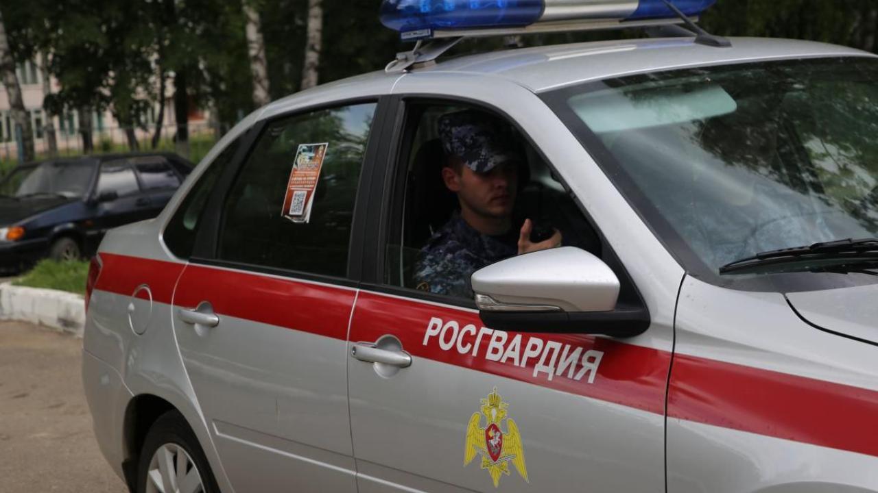 Пьяный дебошир разбил витрину магазина в Саранске Пьяный дебошир разбил витрину магазина в Саранске