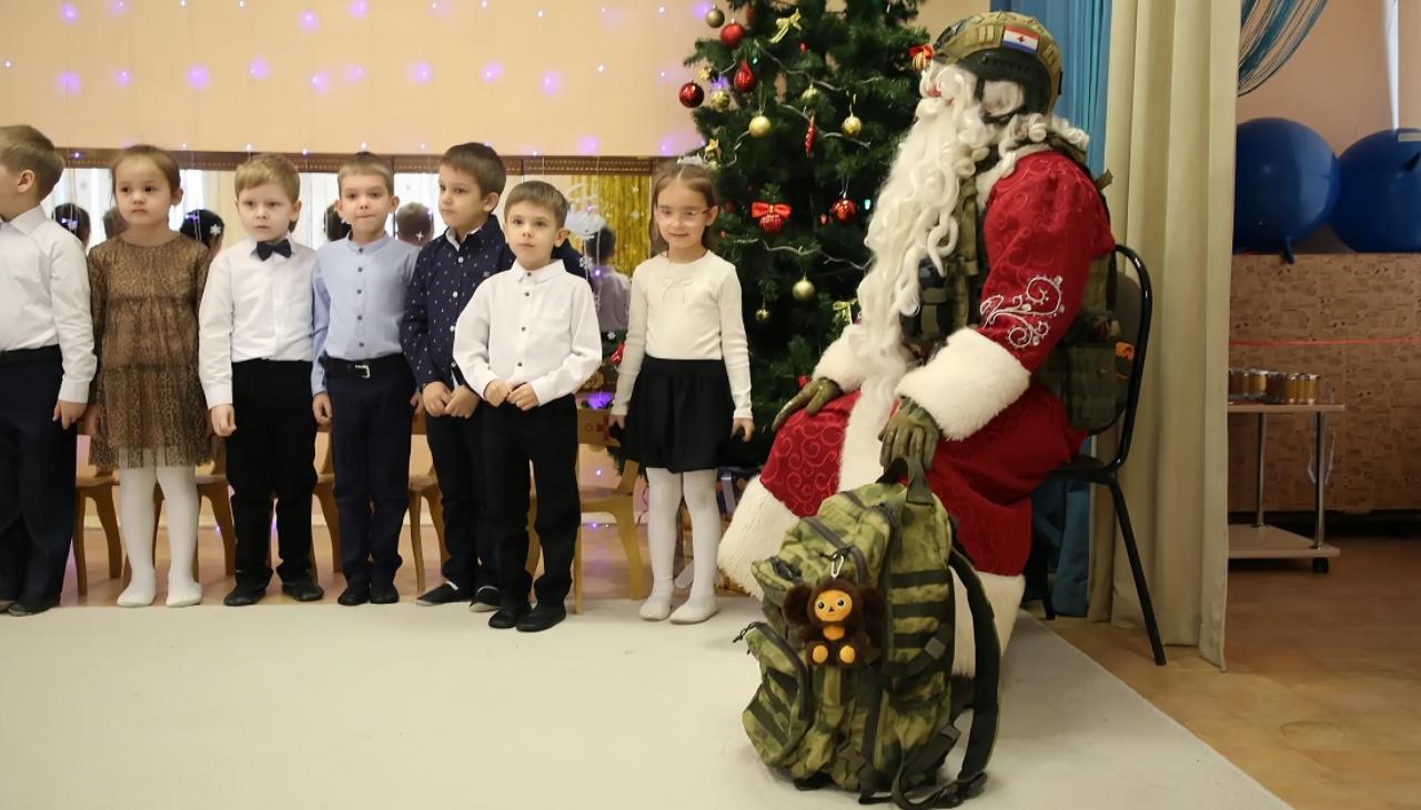 В Саранске Дед Мороз специального назначения встретился с детьми