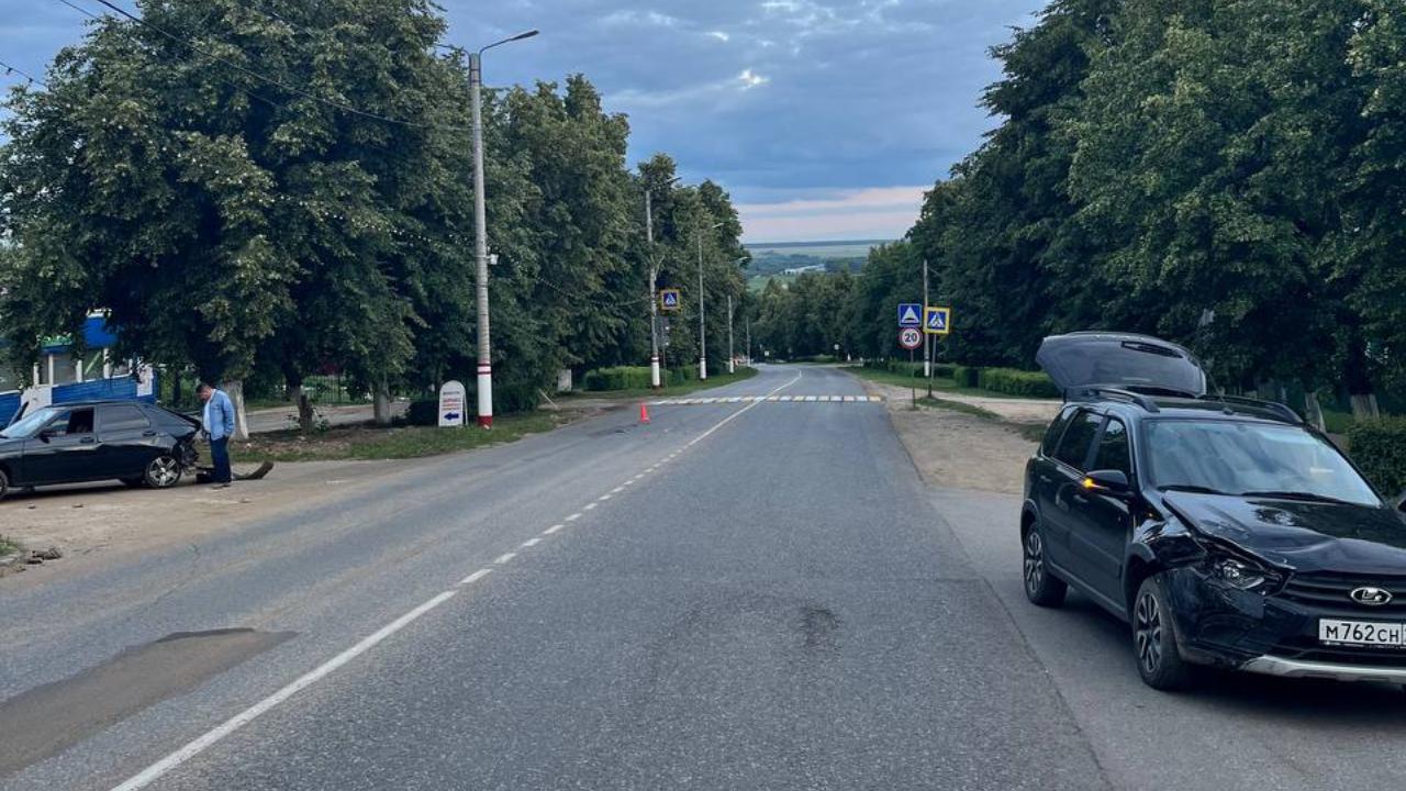 В Мордовии «Гранта» догнала «двенашку»: пострадала девушка В Мордовии «Гранта» догнала «двенашку»: пострадала девушка
