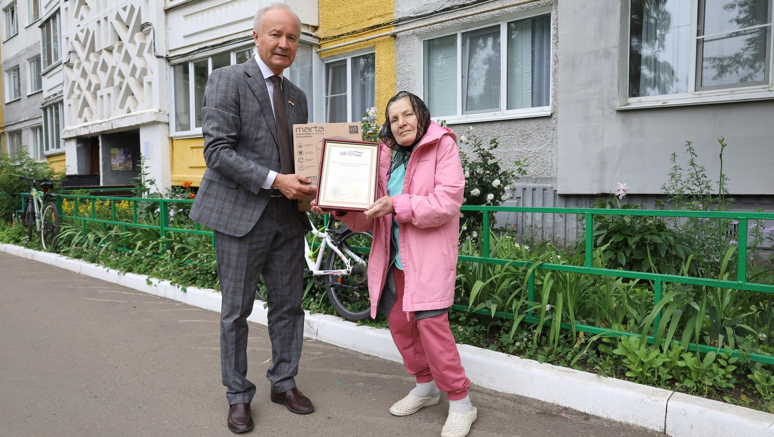70-летняя жительница Саранска получила подарок от Госсобрания 70-летняя жительница Саранска получила подарок от Госсобрания
