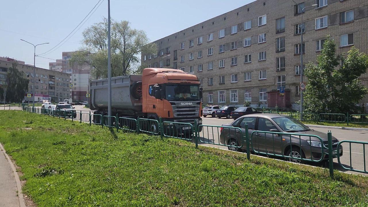 В Саранске введут запрет на парковку большегрузов на обочине В Саранске введут запрет на парковку большегрузов на обочине