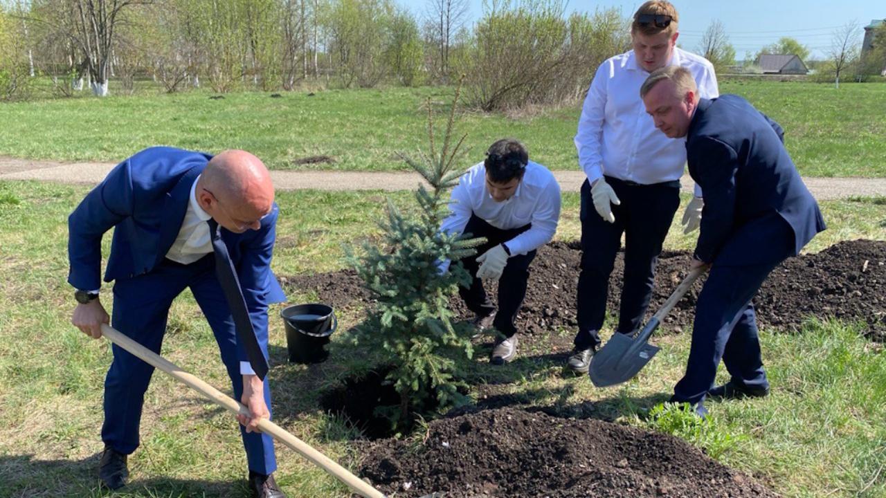 Студенты Мордовского госуниверситета высадили деревья в честь героев Великой Отечественной войны Студенты Мордовского госуниверситета высадили деревья в честь героев Великой Отечественной войны