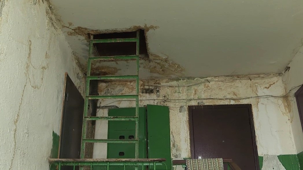 В Лямбире жители пятиэтажки страдают от плесени и протечек