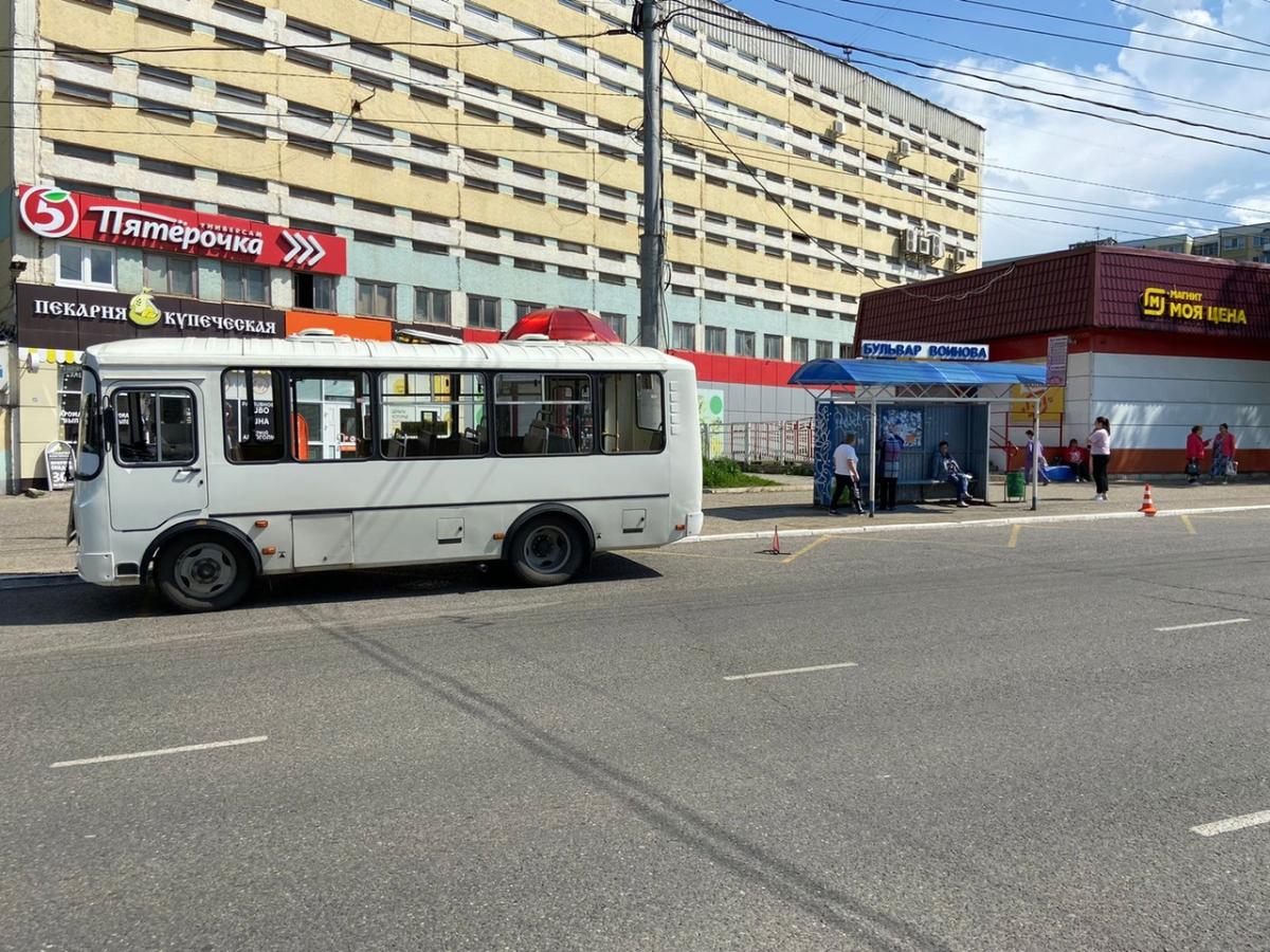 В Саранске пенсионерка выпала из открытой двери автобуса