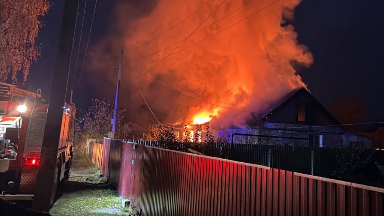 Пожарные в Мордовии нашли труп пенсионера внутри горящего дома 