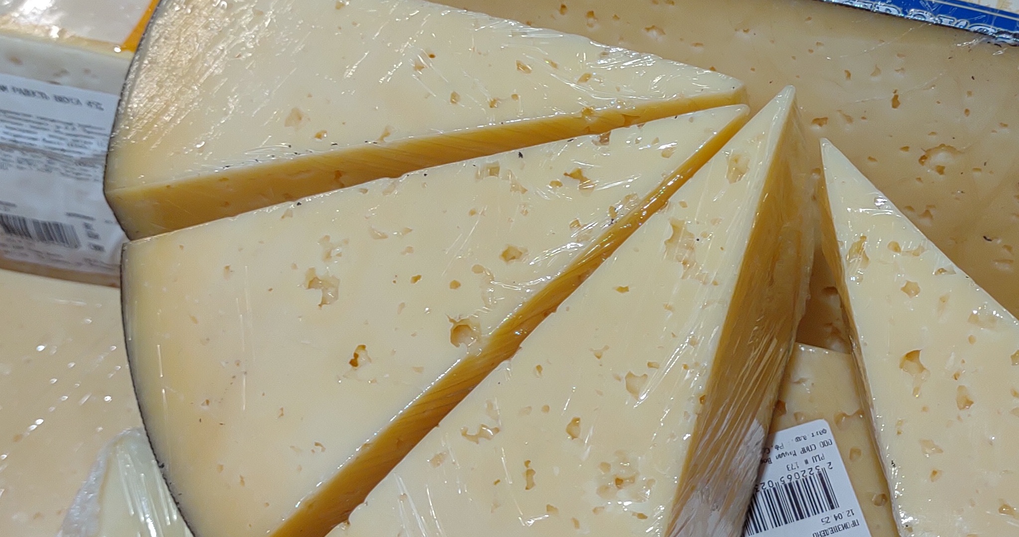 Тонны поддельного масла и сыра нашли на прилавках российских магазинов 