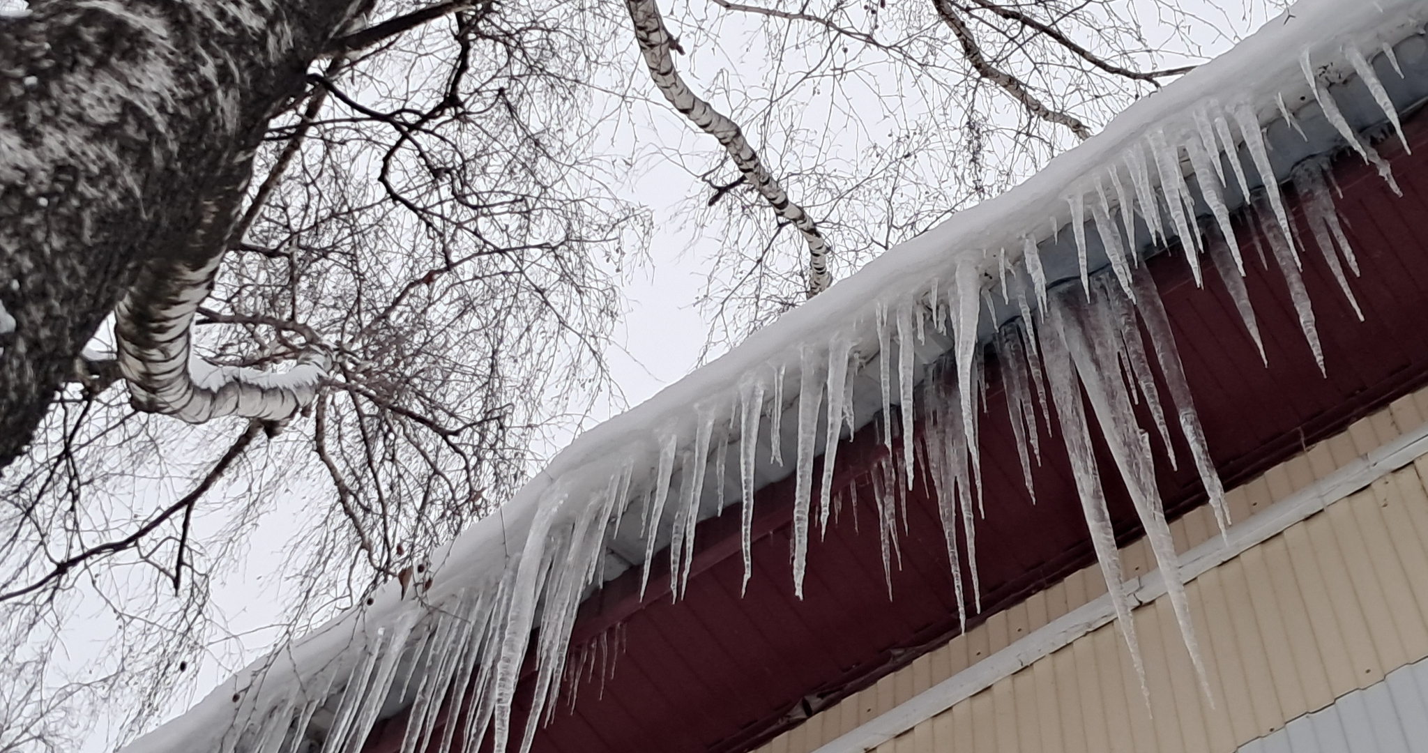 Упавшая с крыши глыба льда убила 52-летнюю работницу почты 